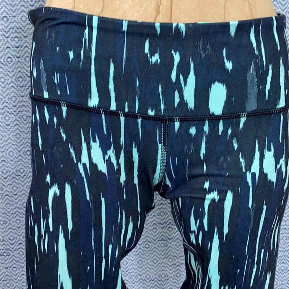 lululemon Wunder Under Crops - Picture 2 of 10